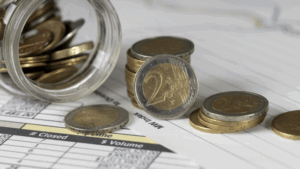 Fixed vs. Variable Annuities: What’s the Difference? 3 top view arrangement different coins