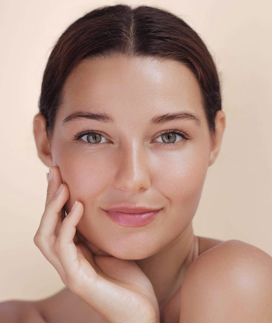 Close-up,Portrait,Of,A,Woman,With,Radiant,,Glowing,Skin,Gently skin treatments