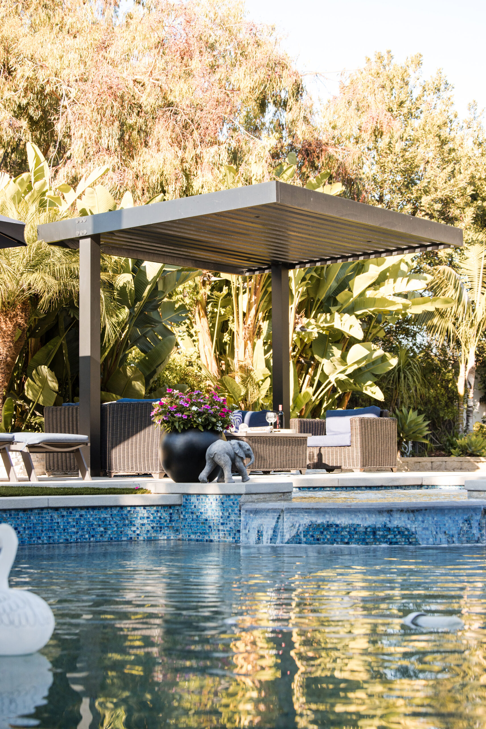 Modern Black Cantilevered Aluminum Pergola in Camarillo Modern black aluminum pergola by a swimming pool in Camarillo, California.