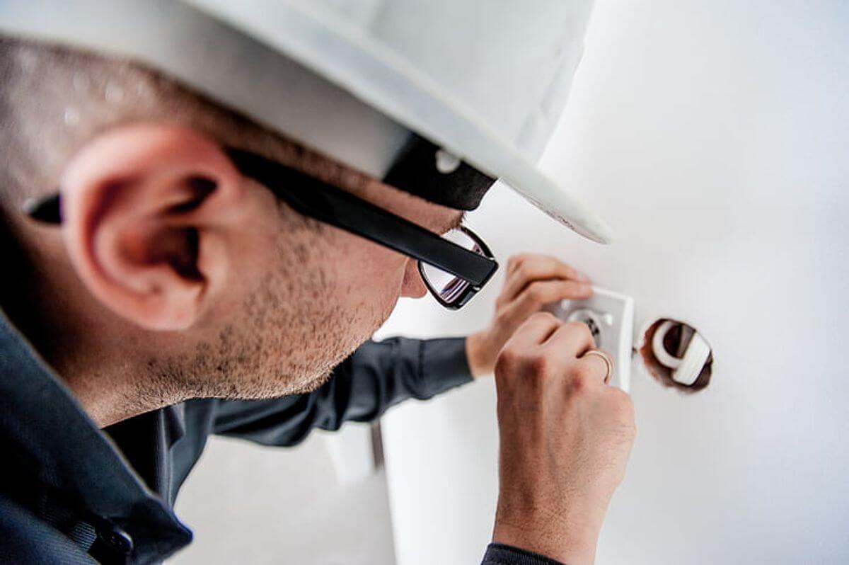 Blog 56 Things to consider when hiring an electrician