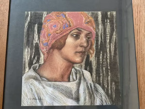 Portrait d'une personne portant un foulard rose à motifs et un vêtement léger, rappelant la mode vintage. Les lignes verticales abstraites grises et noires de l'arrière-plan ajoutent de la profondeur à la scène. Cette œuvre texturée capture l'essence d'une consommation réfléchie et d'une élégance intemporelle.