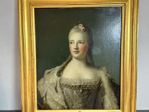 Portrait classique d'une femme aux cheveux longs ornés de fleurs, vêtue d'une élégante robe ornée de dentelles raffinées et d'une broche ornée de pierres précieuses. Ce tableau, encadré d'or, est idéal pour ceux qui recherchent une œuvre d'art intemporelle.
