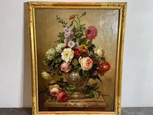 Un tableau encadré représentant une nature morte avec un bouquet dans un vase, que j'apprécie pour son élégance classique. Cet arrangement de roses, de pivoines et de fleurs variées sur un fond neutre est magnifiquement mis en valeur par un cadre doré orné.