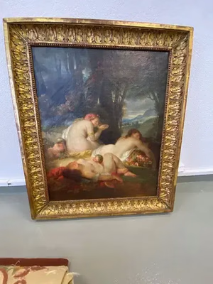Un tableau encadré représentant des personnages allongés dans un décor naturel, idéal pour ceux qui recherchent une œuvre d'art raffinée. Les personnages reposent sur l'herbe, au milieu des arbres et d'un paysage pittoresque, le tout dans un cadre orné de détails dorés.