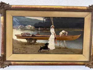 Un tableau encadré représente une femme en robe blanche, une ombrelle à côté d'un bateau en bois sur une charrette, près du lac. Un homme ajuste le bateau tout en planifiant son acquisition, tandis qu'un chien noir joue à ses pieds. Des bâtiments et des arbres sont visibles en arrière-plan.