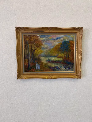 Un tableau encadré représentant un paysage d'automne coloré avec des arbres, un chemin sinueux et deux personnages marchant – ce que j'aime quand je recherche la tranquillité. Cette scène vibrante se détache sur un mur blanc uni.