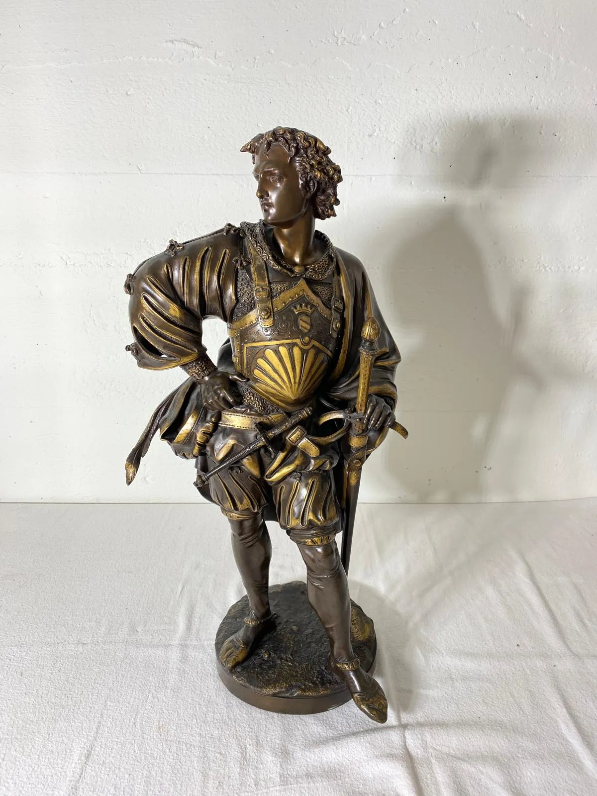 Statue en bronze d’un chevalier Renaissance armé