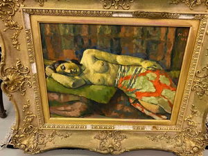 Ce chef-d'œuvre impressionniste, disponible à l'achat, représente une femme nue allongée sur un canapé vert, partiellement drapée d'un tissu à motifs rouges et blancs. Le tableau est élégamment encadré dans un cadre doré richement décoré, orné de motifs complexes.