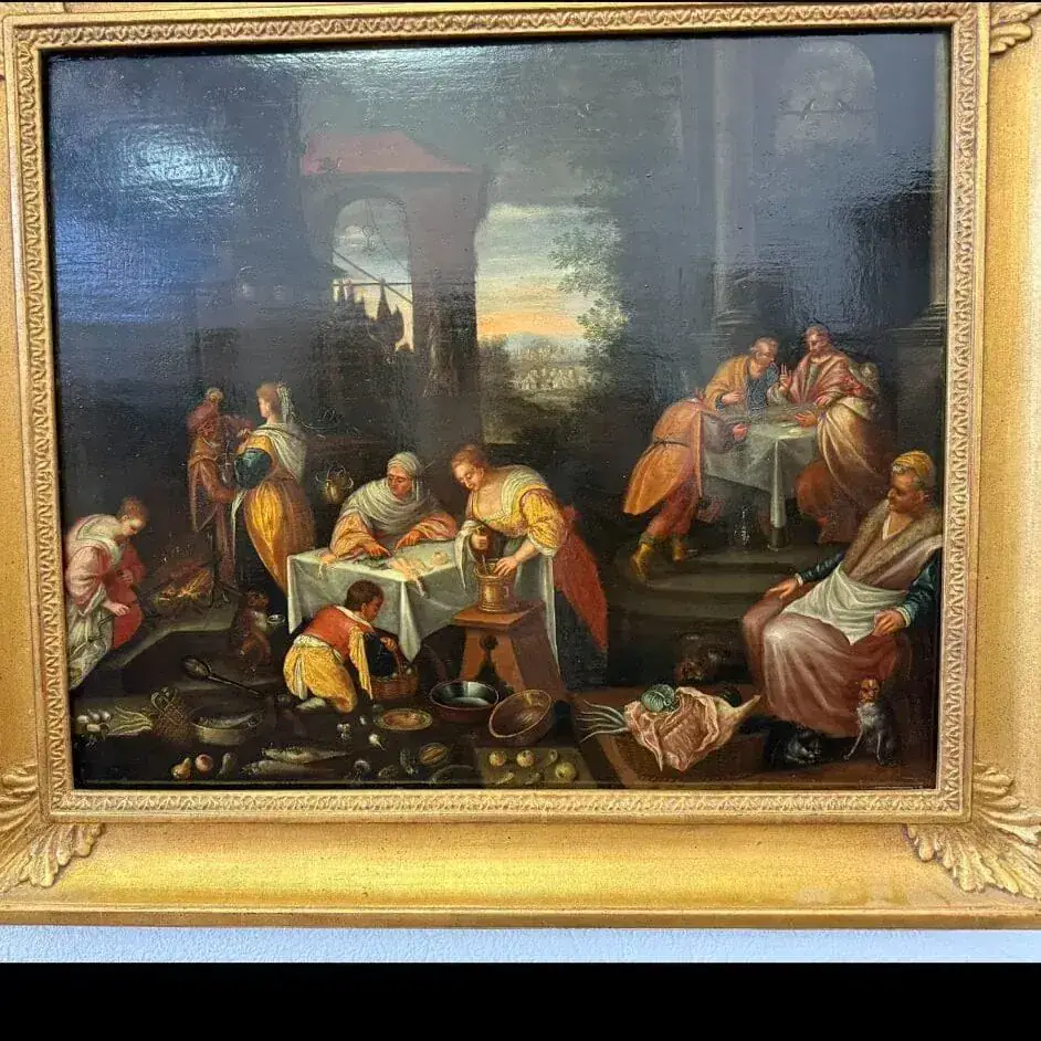 Peinture classique encadrée représentant un groupe de personnes vêtues à l'ancienne se livrant à diverses activités à l'intérieur, avec en arrière-plan un paysage de coucher de soleil des Alpes suisses et de la station de ski de Crans-Montana visible à travers une arche.