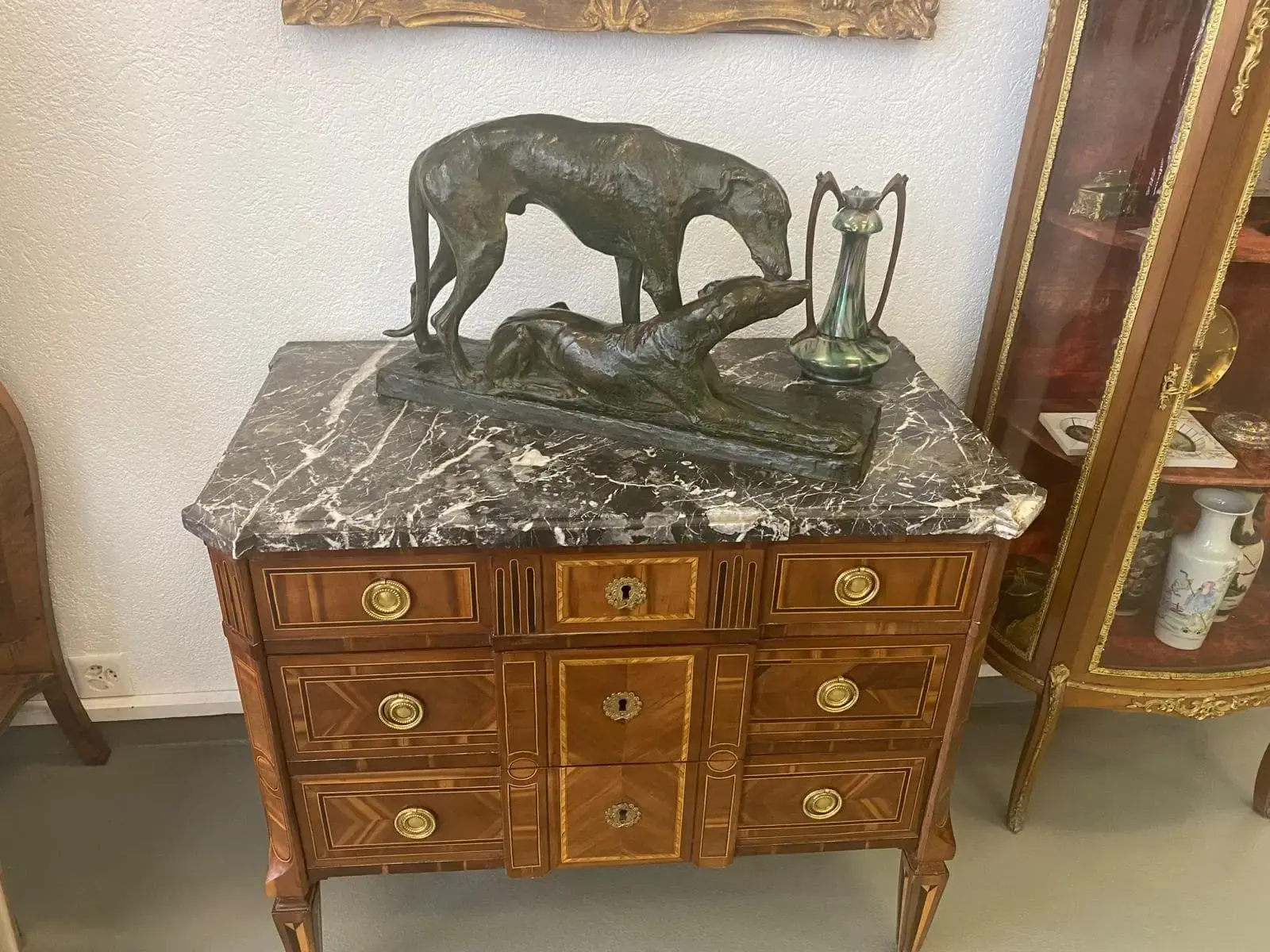 Commode bois marbre sculpture bronze chien art.