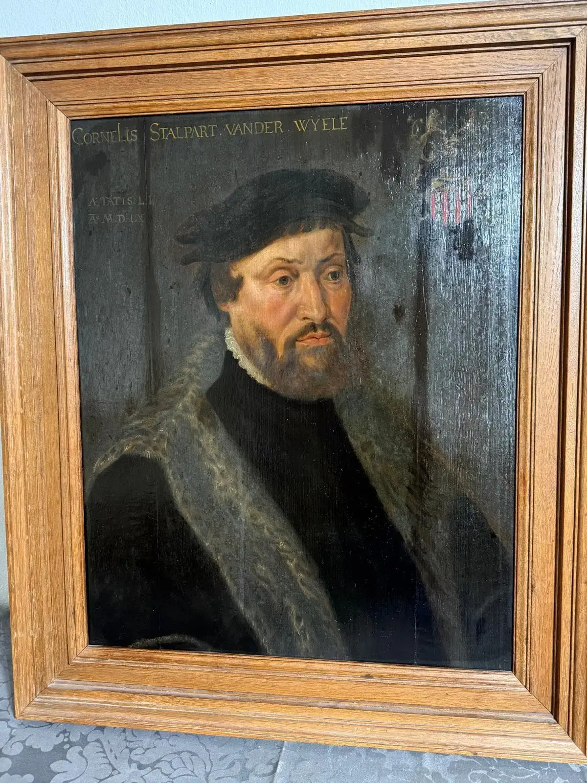 Portrait ancien dans cadre en bois.