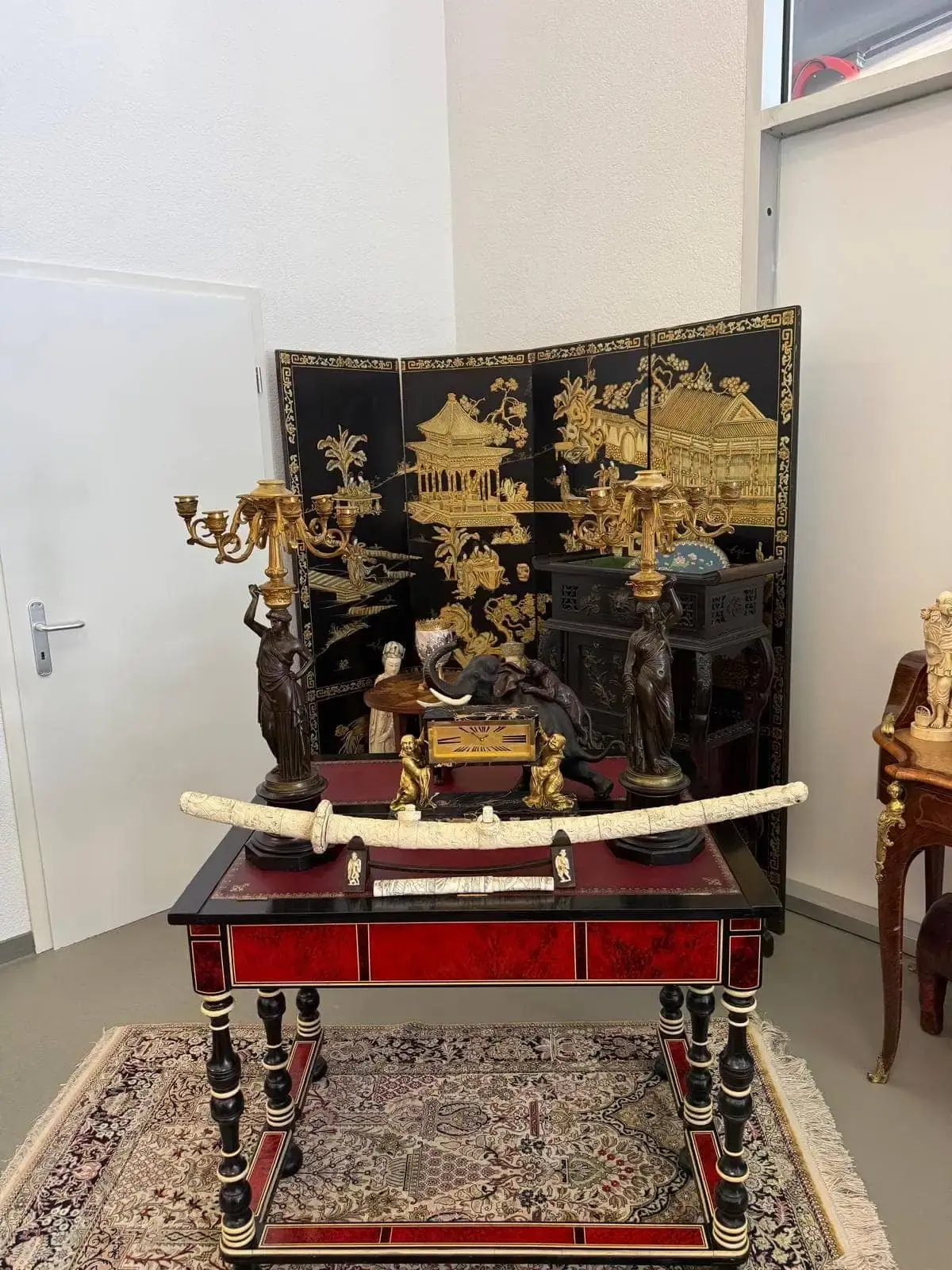 Meuble ancien avec décoration asiatique.