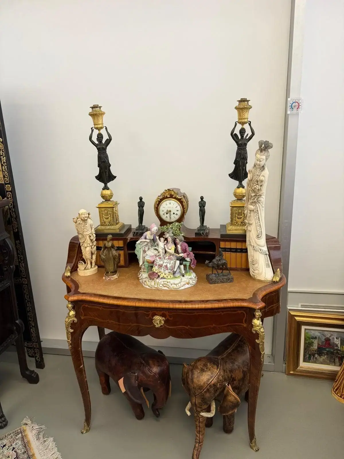 Table ancienne avec sculptures et horloge.