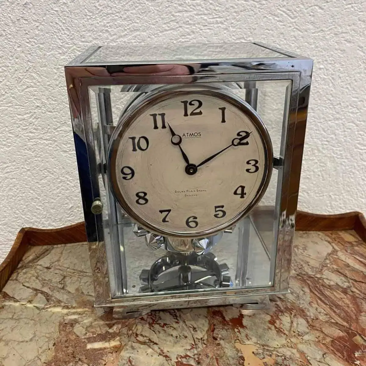 Atmos-Uhr auf Marmortisch.