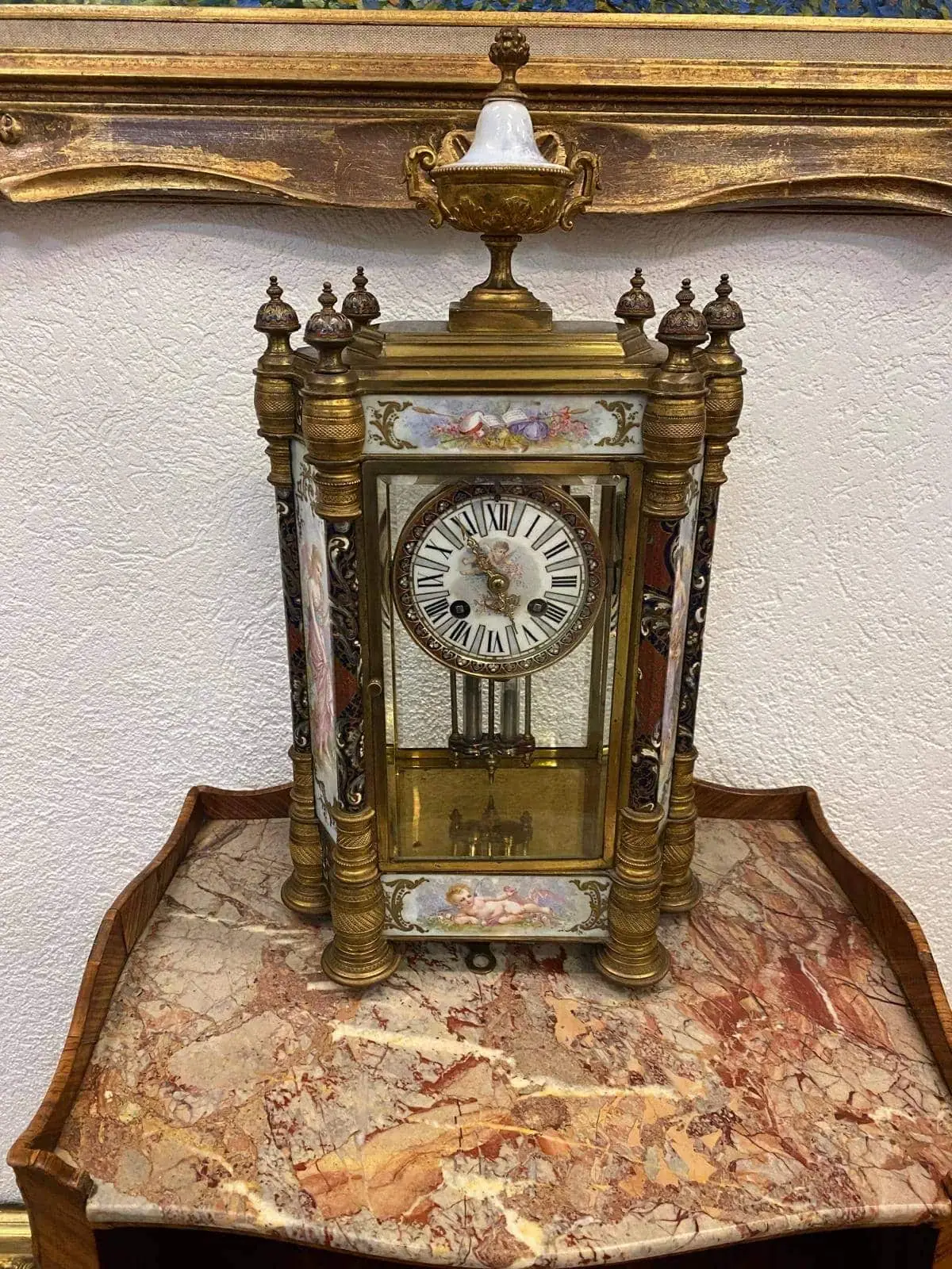 Horloge ancienne sur table en marbre.