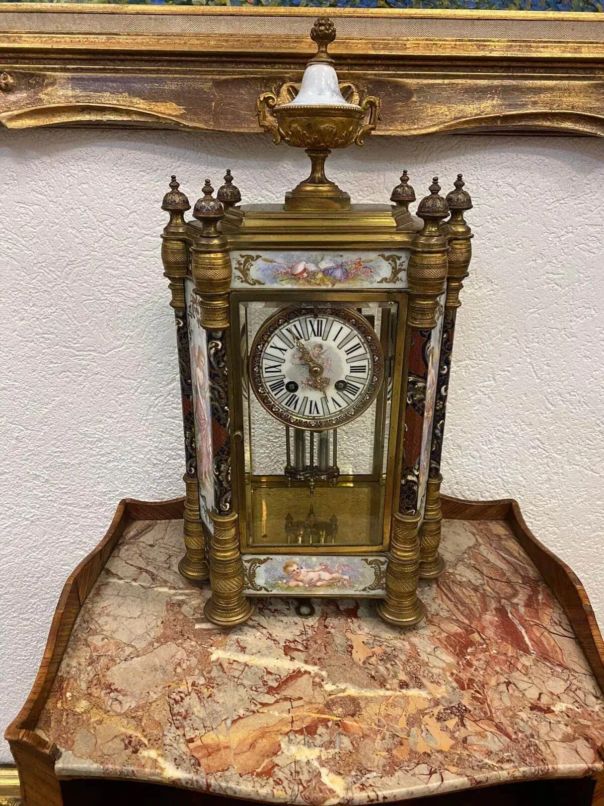Vergoldete antike Uhr mit dekorativem Zifferblatt.