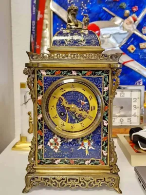 Antike Uhr, die mit Blumenmotiven verziert ist.