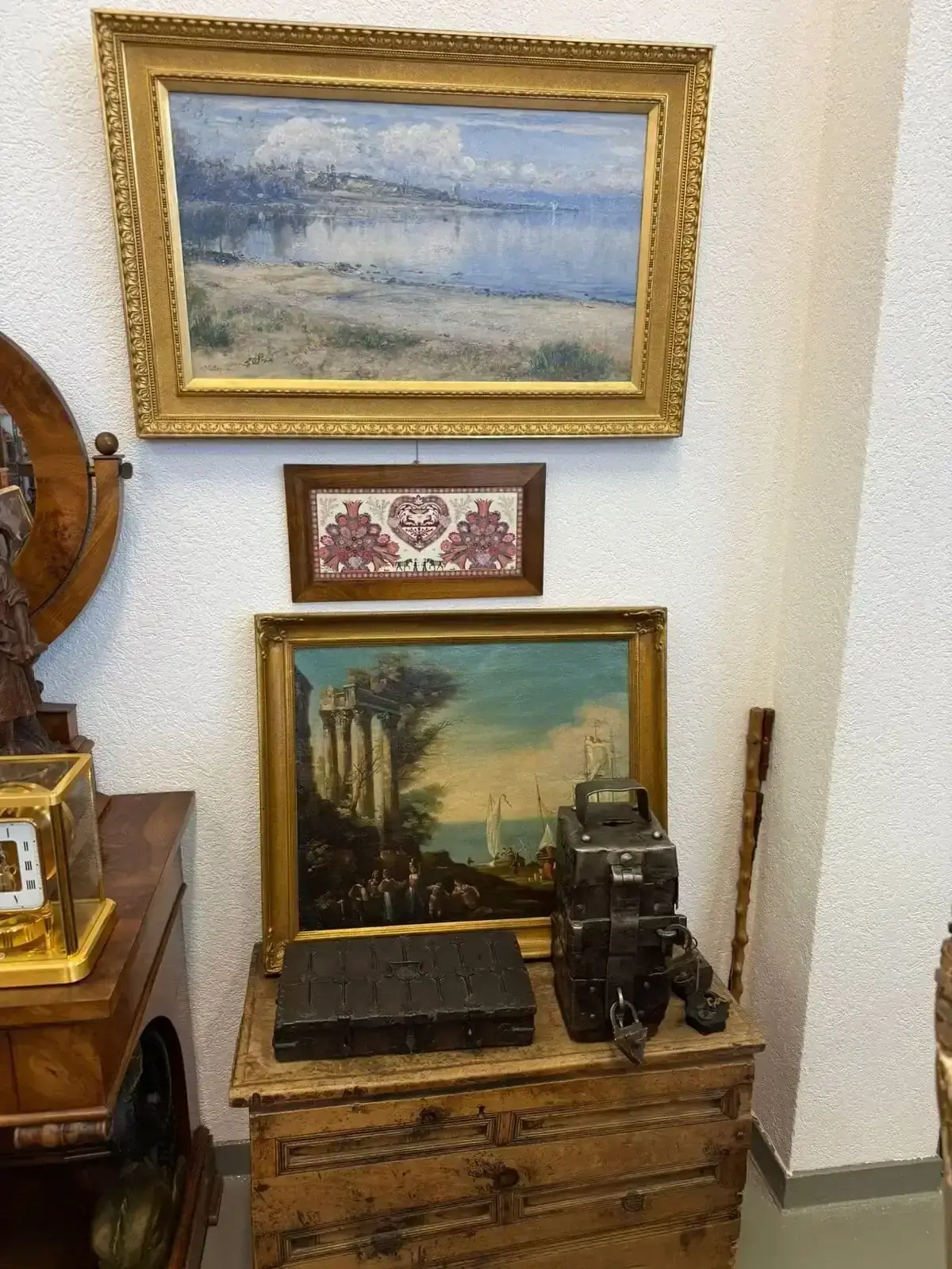 Anciennes peintures encadrées et coffres anciens en bois