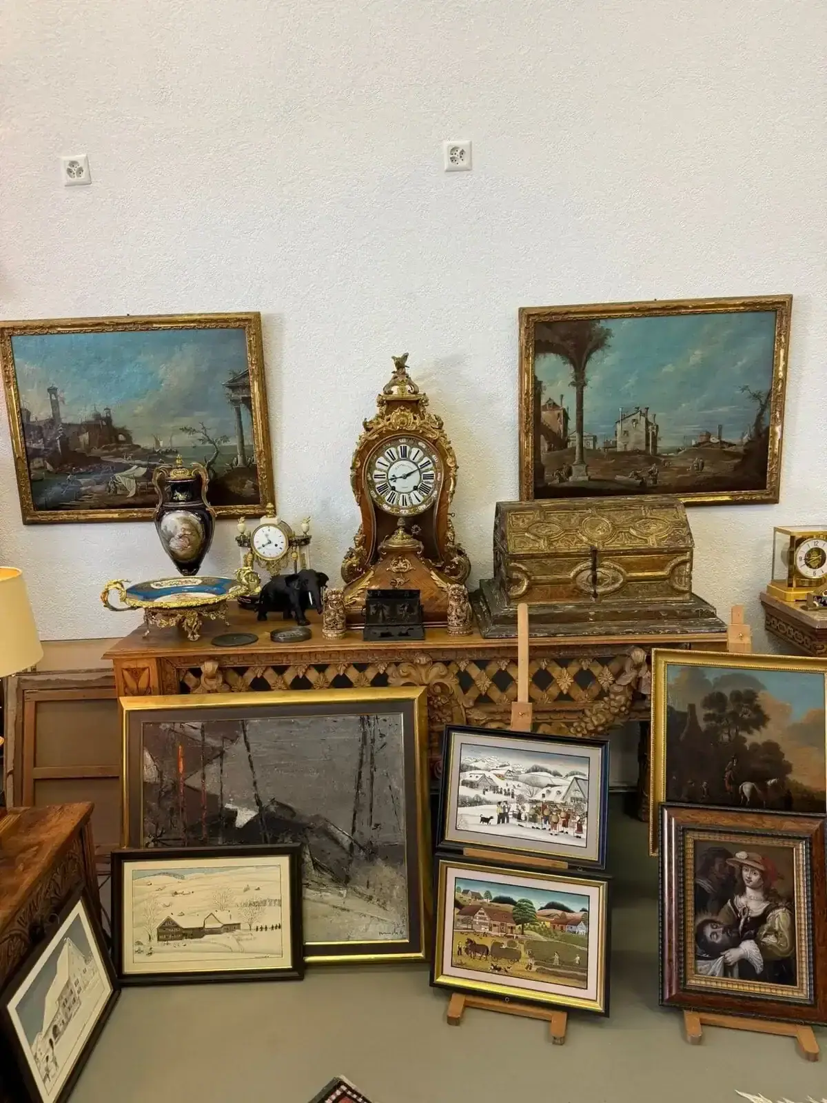 Collection d’objets antiques et peintures anciennes exposées.