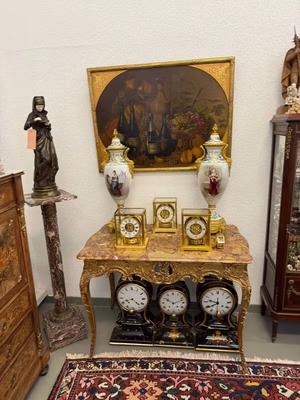 Meubles anciens avec horloges et vases décoratifs