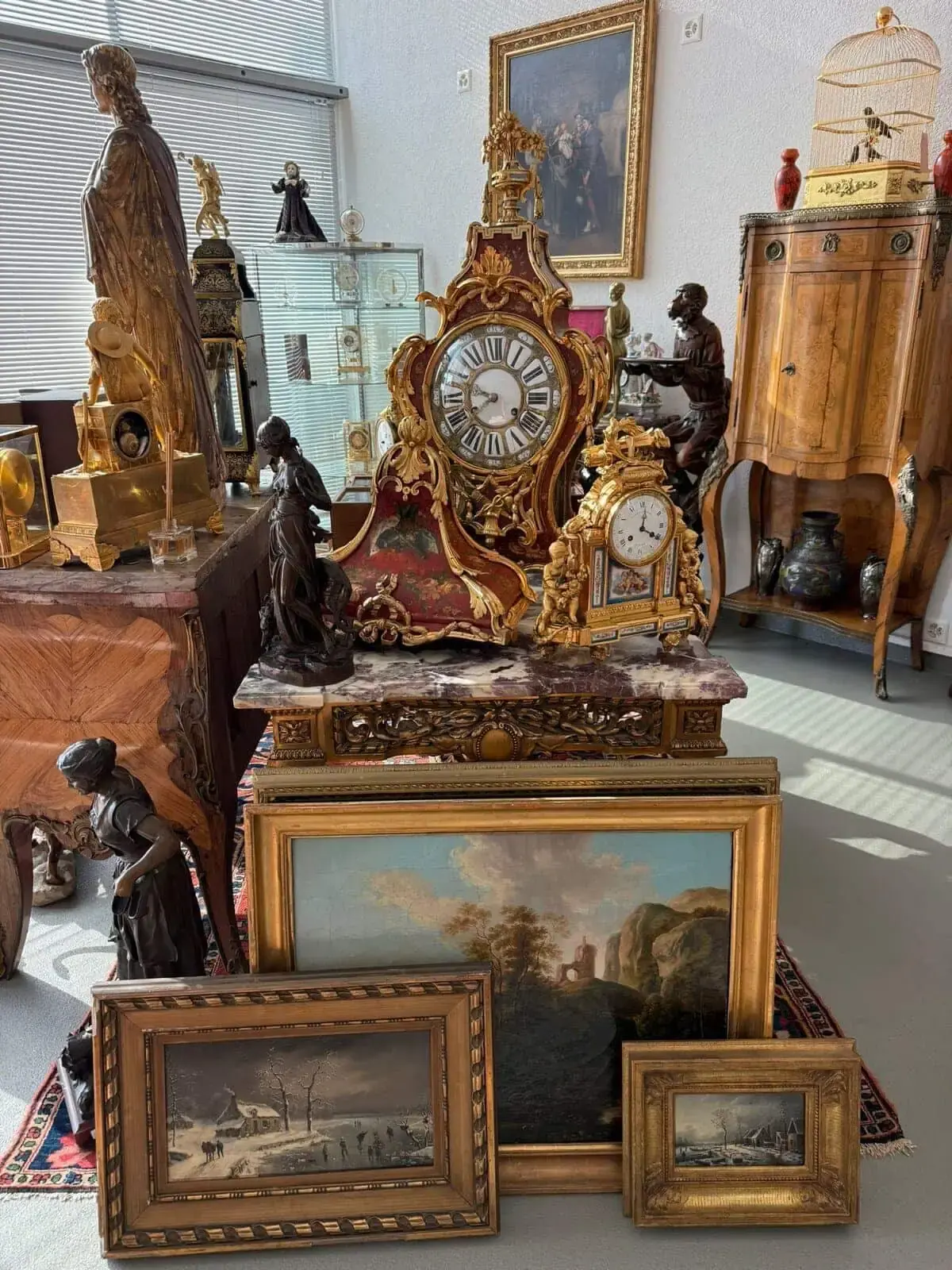 Collection d’objets anciens, pendules et peintures décoratives