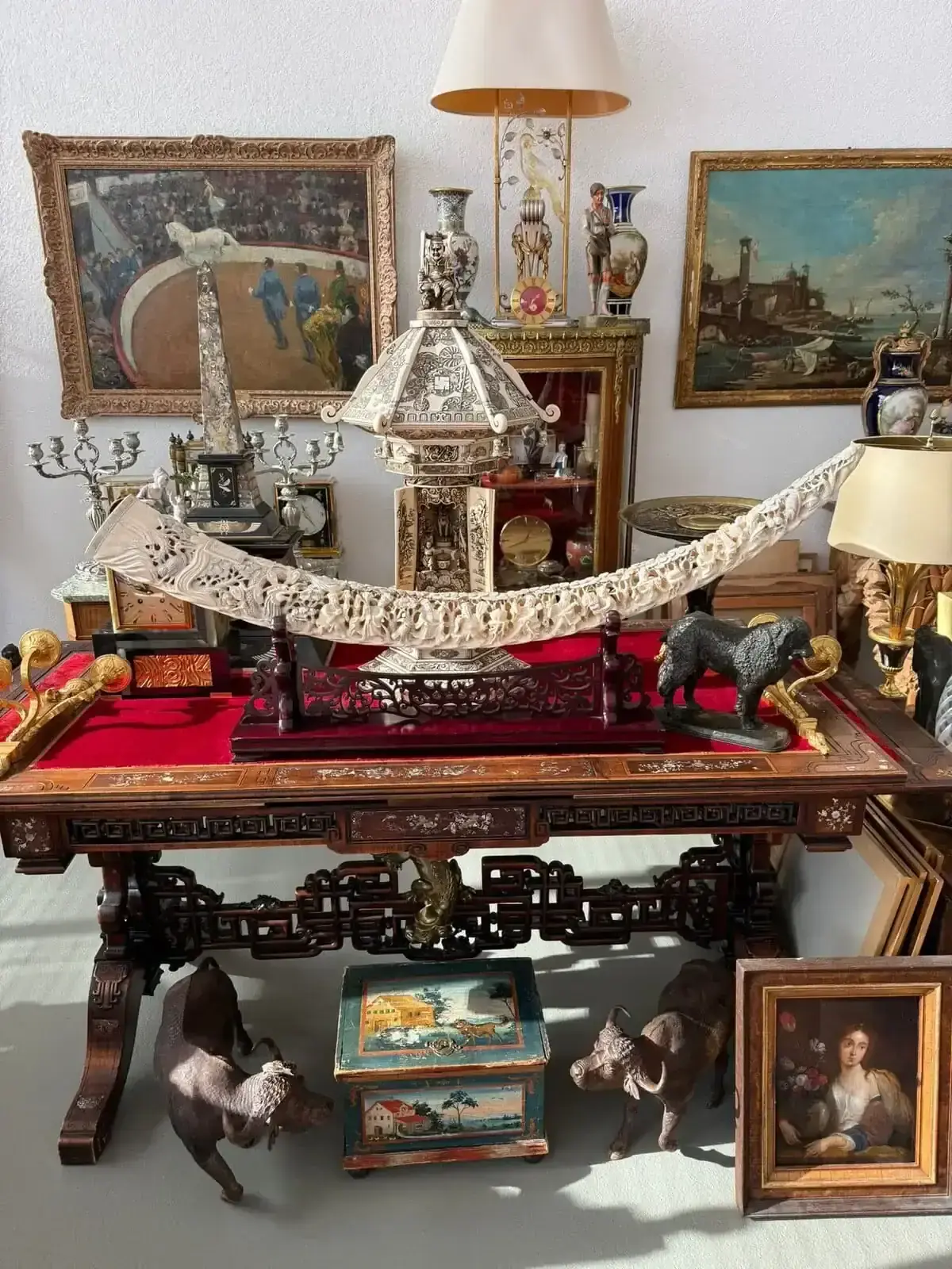 Collection d’objets anciens, peintures et sculptures décoratives.