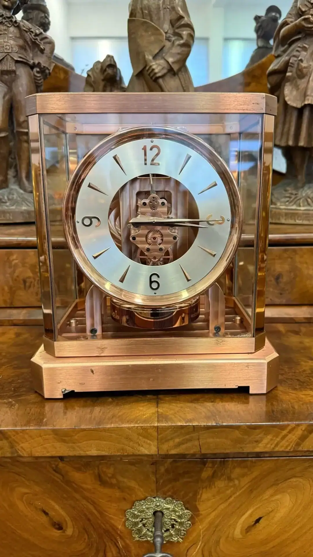 Horloge mécanique en verre et métal doré