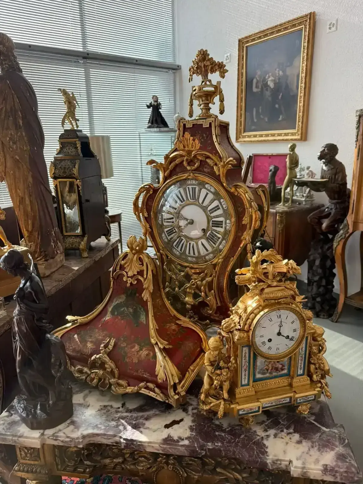 Horloges anciennes dorées sur table en marbre.