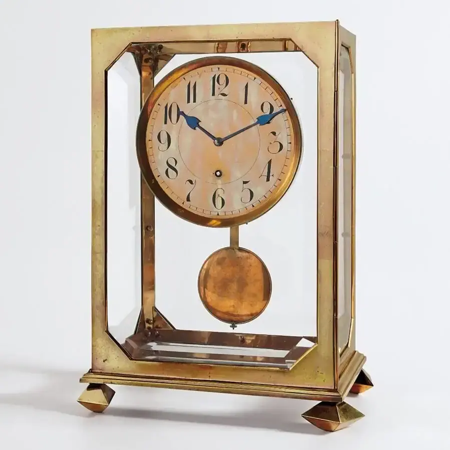 Horloge ancienne dorée avec balancier visible