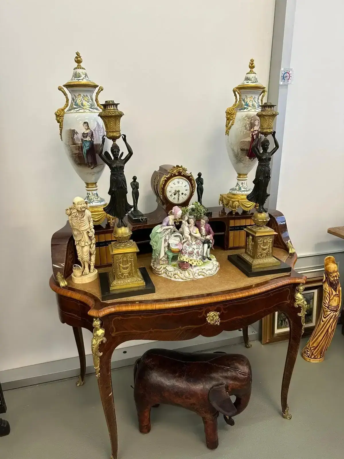 Table ancienne décorée d’objets d’art variés.
