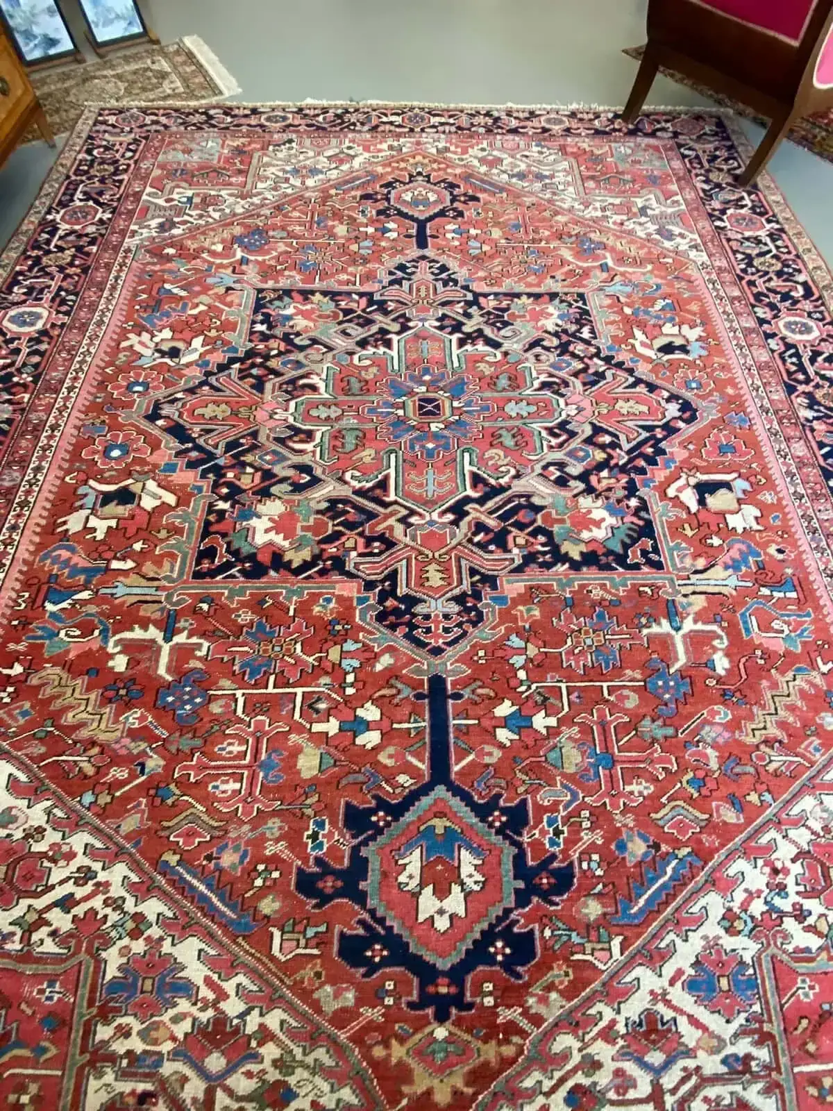 Tapis oriental rouge à motifs géométriques colorés