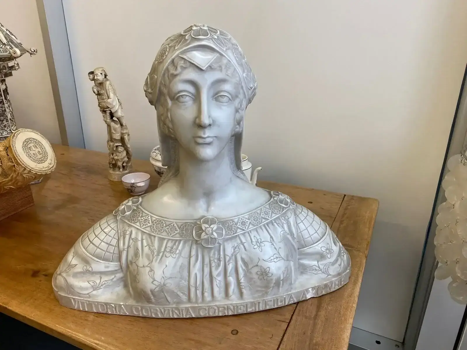 Buste en marbre d'une femme sur une table.