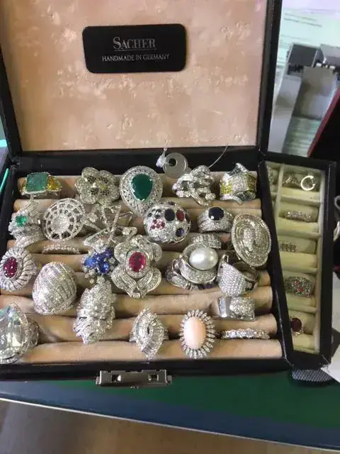 Boîte ouverte contenant des bagues en pierres précieuses.