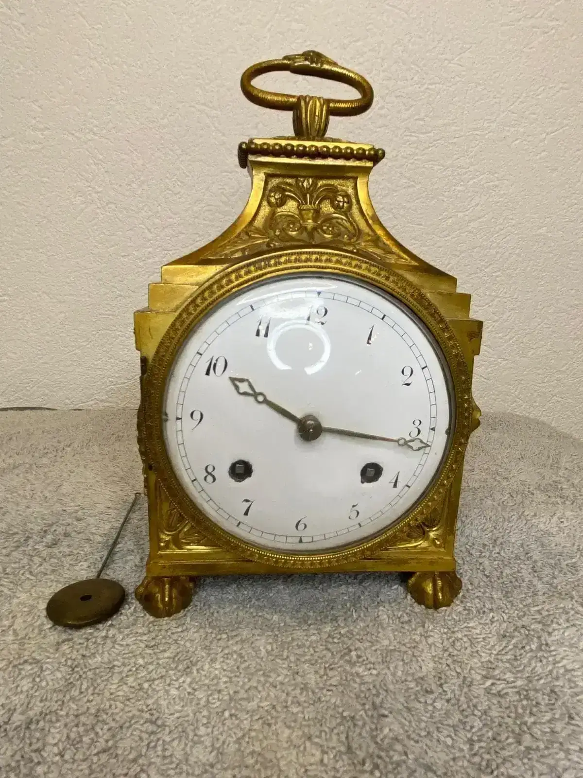 Horloge ancienne dorée avec cadran blanc