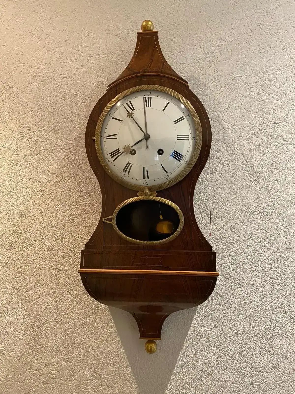 Horloge murale ancienne en bois avec pendule.