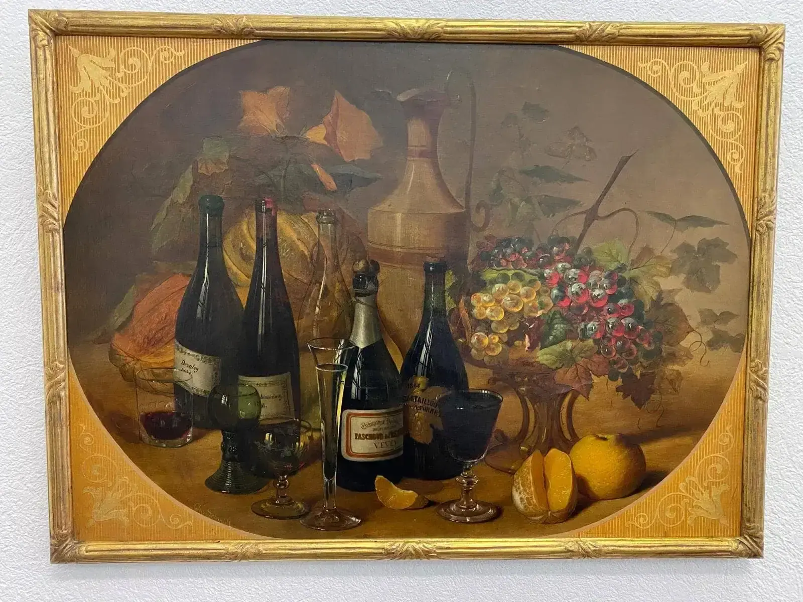 Nature morte avec bouteilles, fruits et verres de vin.