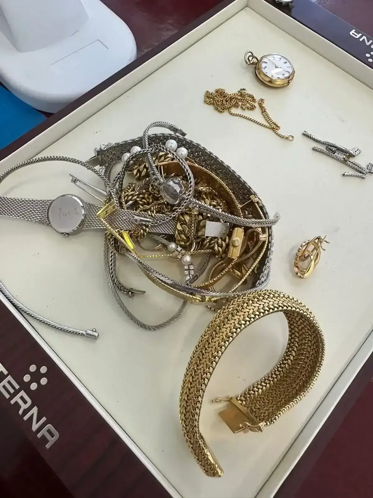 Bijoux en or et argent sur un plateau.