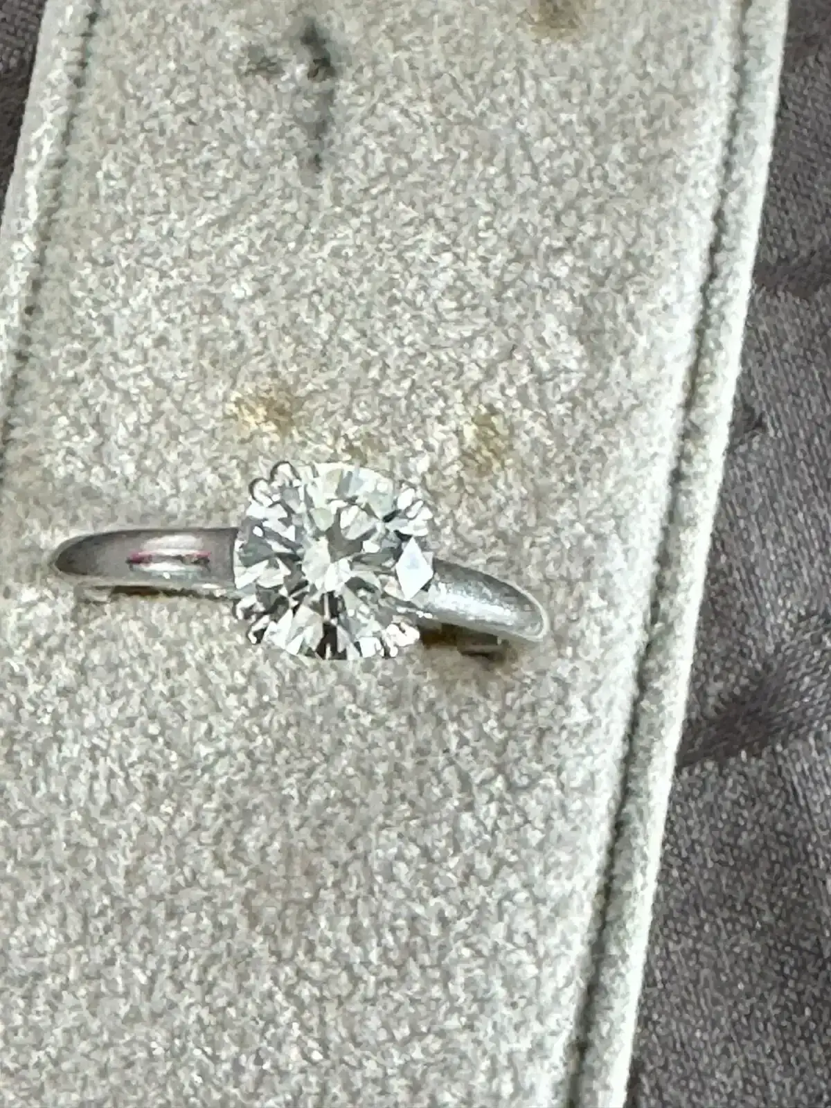 Bague en or blanc avec diamant solitaire