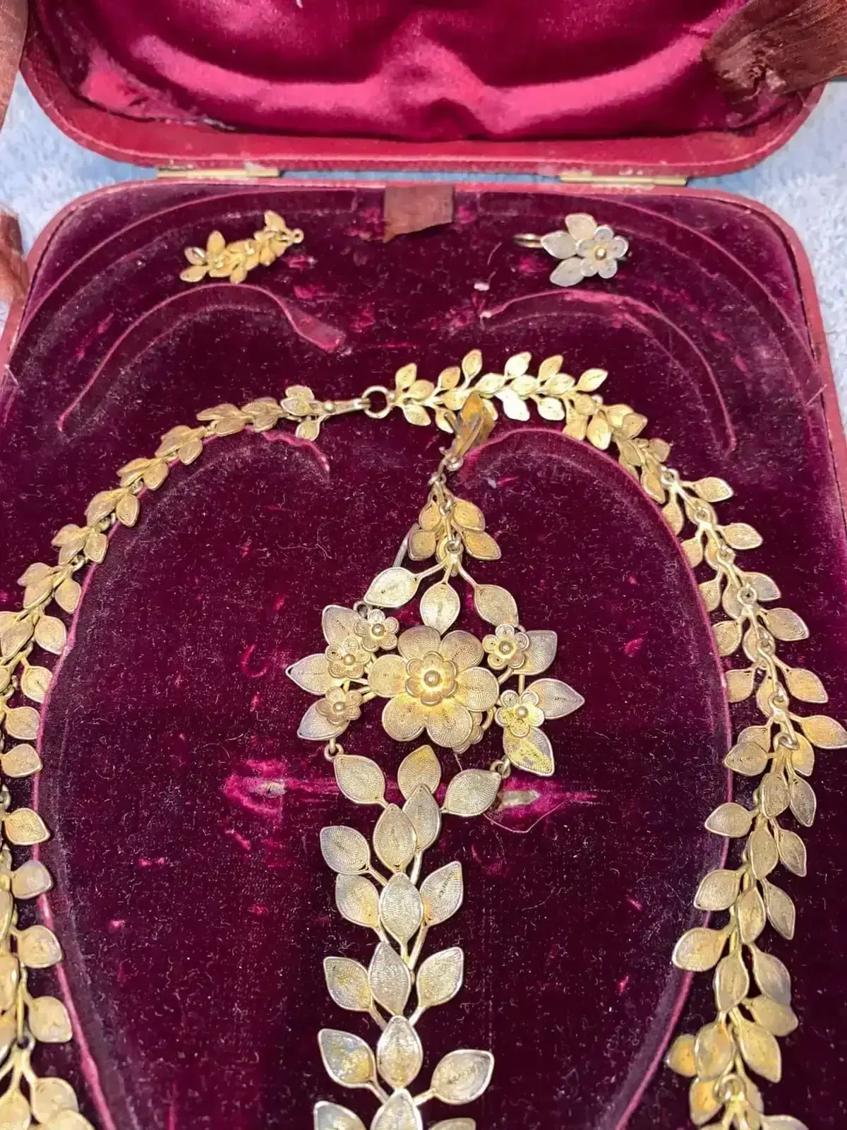 Parure dorée florale dans écrin en velours rouge
