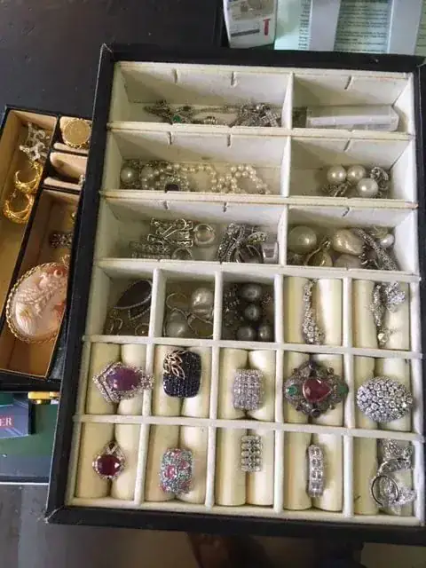 Boîte à bijoux remplie de bagues et colliers.