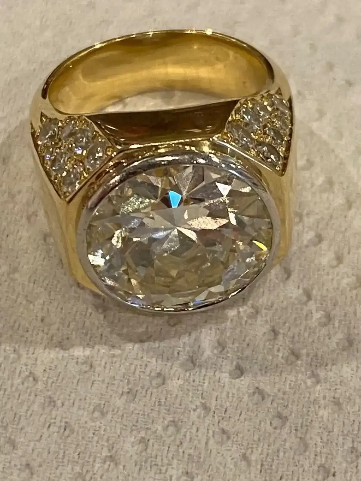 Bague en or avec grand diamant brillant