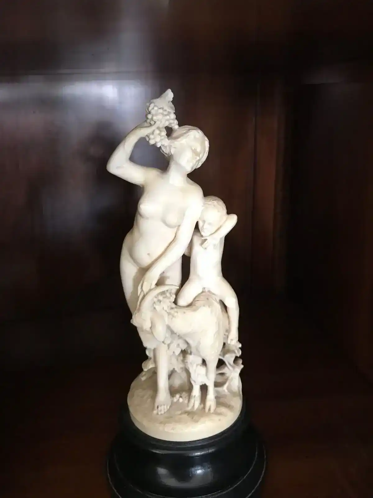Statue en ivoire d'une femme, enfant et chèvre
