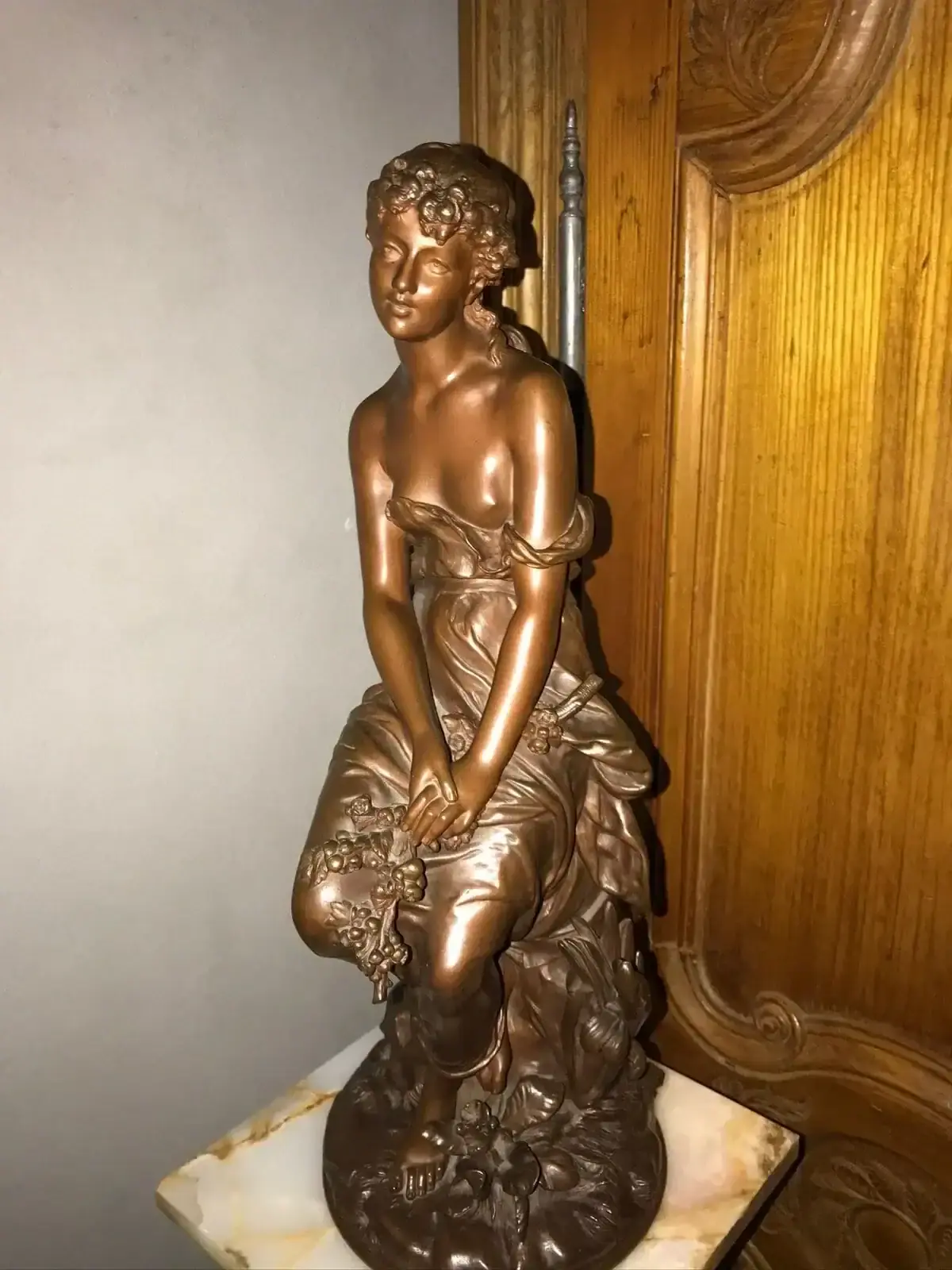 Statue en bronze d’une femme assise décorative