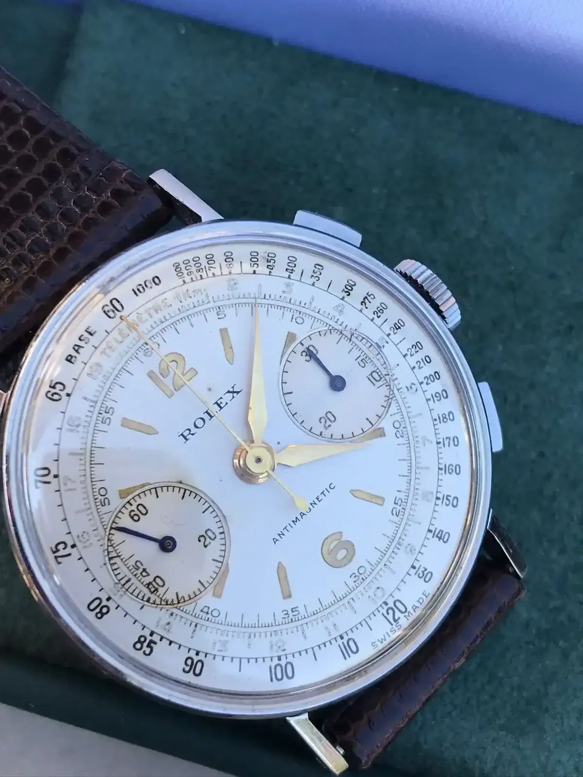 Montre-bracelet vintage avec cadran blanc et aiguilles dorées