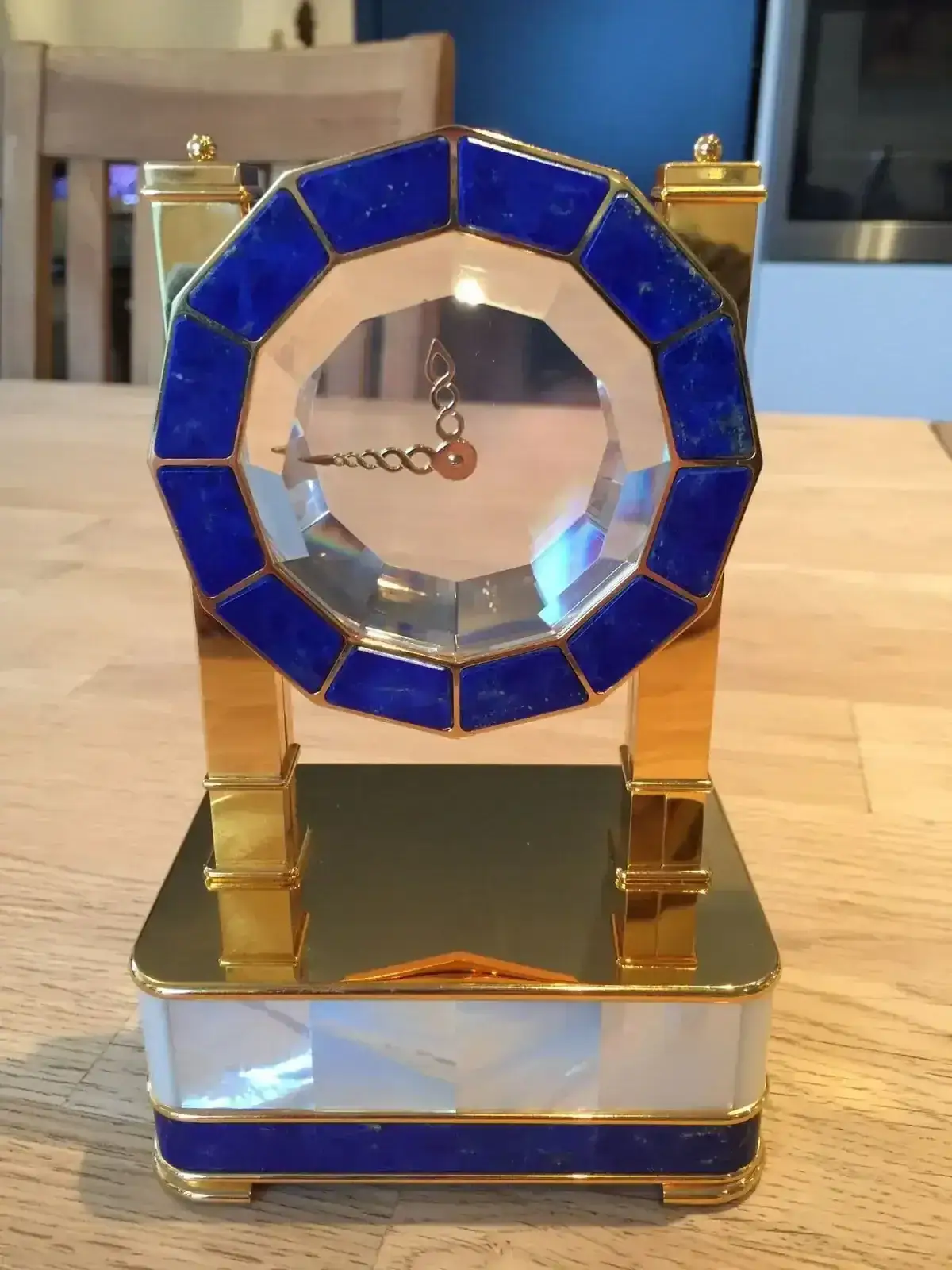 Horloge décorative bleue et dorée sur table en bois