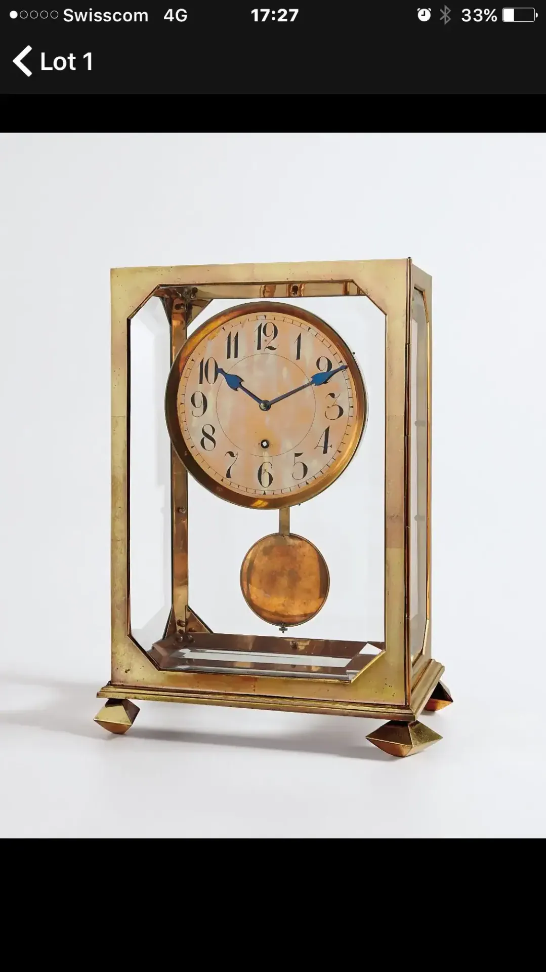 Horloge dorée à pendule sous vitrine en verre