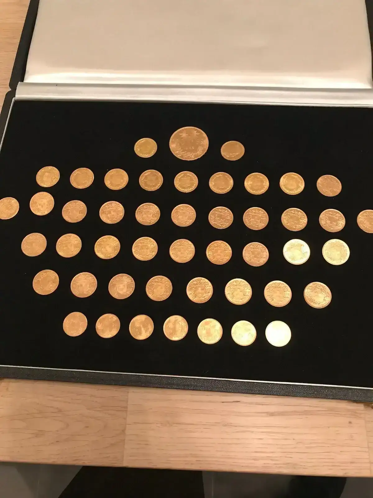 Collection de pièces en or dans un coffret.
