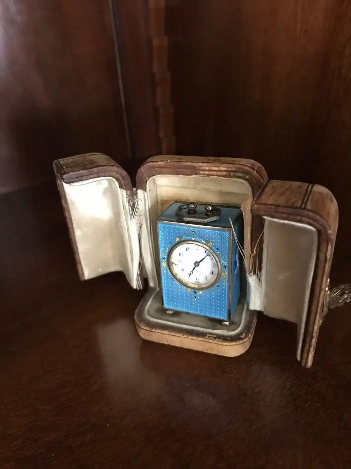 Petite horloge bleue dans un étui ancien ouvert