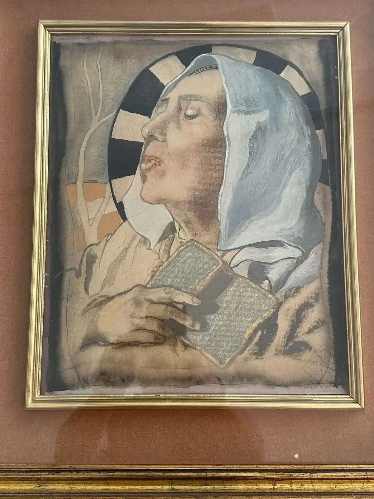 Portrait d’une femme priant avec un livre.