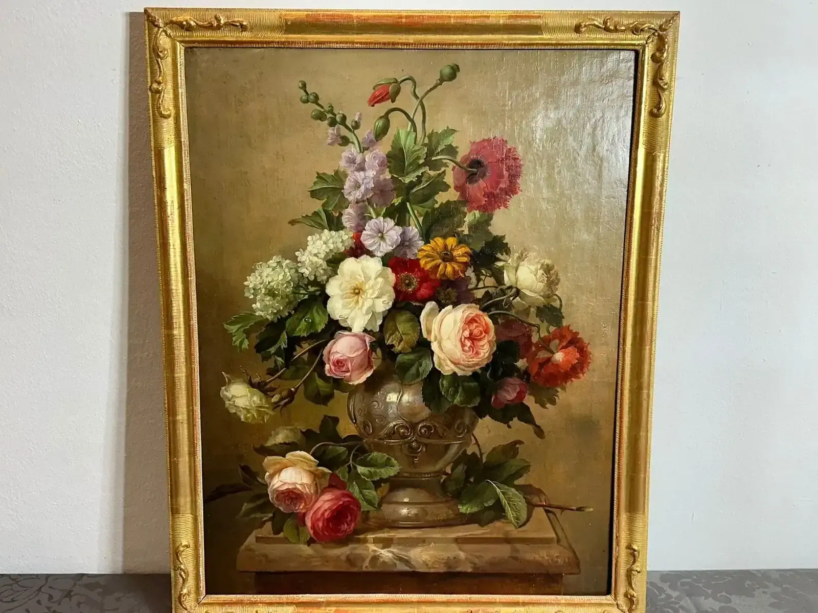 Tableau de fleurs dans un vase doré